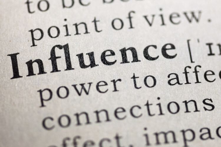 Business vs Corporate Influencer. Getippte Zeilen im Zeitungsstil. Influence ist fett gedruckt.